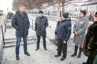 Евгений Стекачев провел выездную встречу по проектированию парковки возле гимназии №2