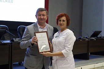 Вице-спикер Юрий Коренев наградил медицинских работников города Иркутска 