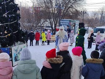 Праздничное мероприятие «Чудеса под Новый год» состоялось в микрорайоне Первомайский при поддержке депутата Ивана Гущина