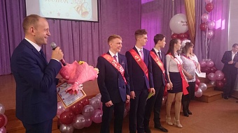 Виталий Матвийчук поздравил выпускников школ в своем избирательном округе