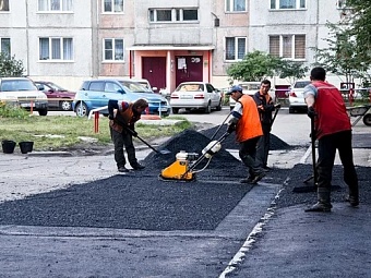 Депутаты Думы Иркутска сообщили о затягивании ремонта дворов по их заявкам