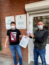 Депутаты Думы Иркутска раздают жителям бесплатные защитные маски и продуктовые наборы 
