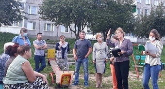 Депутат Юрий Коренев обсудил с жителями микрорайона Топкинского благоустройство двора