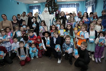 Депутат Думы Иркутска Светлана Кузнецова организовала для детей избирательного округа № 1 новогодние утренники