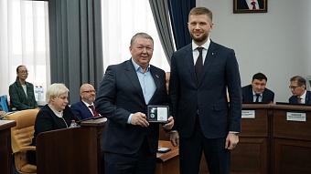 Депутатов Думы Иркутска наградили знаком общественного поощрения «85 лет Иркутской области»