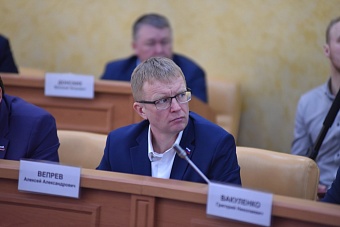 Жители Солнечного поблагодарили депутата Думы Алексея Вепрева за поддержку в благоустройстве микрорайона и помощь  
