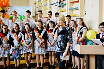 Депутат Светлана Кузнецова поздравила девятиклассников школы №29 с окончанием учебы