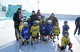 Встречи со звездами российского хоккея прошли в Иркутске по инициативе депутата Василия Донских