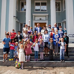 Депутат Андрей Стрельцов помог 33-м семьям собрать детей в школу