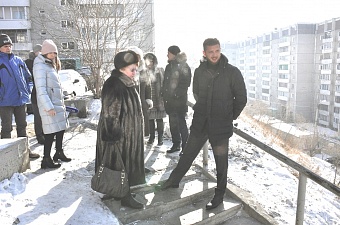 Евгений Стекачев и администрация Иркутска дали оценку качеству уборки лестниц и тротуаров в микрорайоне Университетском