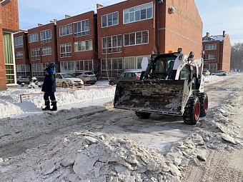 Депутаты Думы Иркутска присоединились к общегородскому субботнику по уборке снега