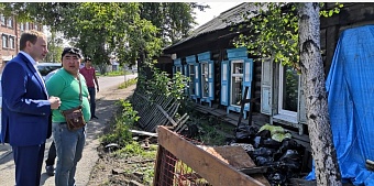 Алексей Распутин восстановил разрушенную в результате  ДТП стену дома на ул. Писарева
