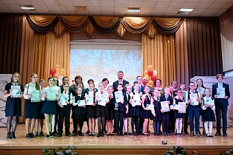 Евгений Стекачев вручил стипендии лучшим учителям и ученикам гимназии №2