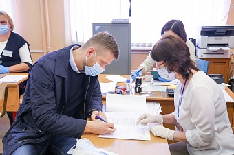 Председатель и депутаты Думы Иркутска голосуют на выборах губернатора Иркутской области