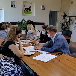 Депутат Юрий Коренев обсудил с администрацией города проектирование ФОКа и детского сада в избирательном округе №21