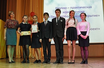 Евгений Стекачев наградил лучших учителей и учеников гимназии №2