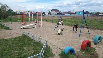 Депутат Григорий Резников отремонтировал детский городок в поселке Вересовка