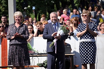 Депутат Михаил Корнев вручил подарки ученикам трех школ
