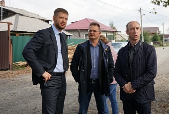 В поселке Ермаковка по инициативе депутата Сергея Золотухина строят большую спортивную площадку