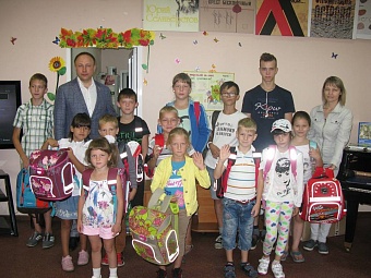 Депутаты Владимир Потапов и Алексей Распутин вручили школьные портфели детям из малообеспеченных семей